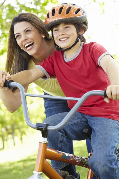 Garçon sur vélo avec mère — Photo