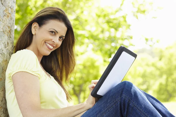 Mujer usando tableta al aire libre — Foto de Stock