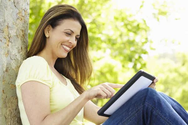 Vrouw met behulp van Tablet PC buitenshuis — Stockfoto