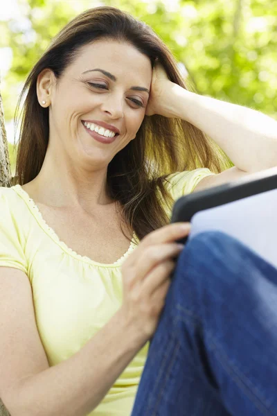 Mulher usando tablet ao ar livre — Fotografia de Stock