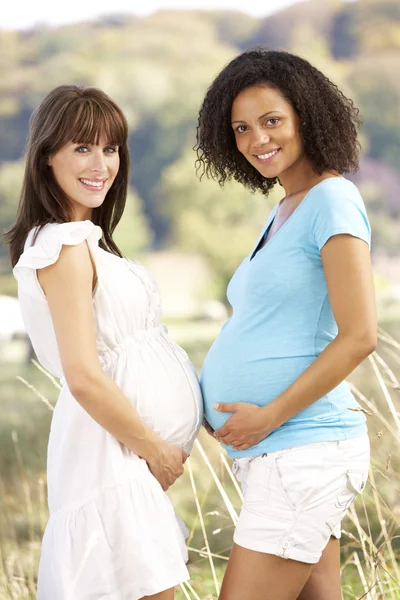 Terhes nők szabadban vidéken — Stock Fotó