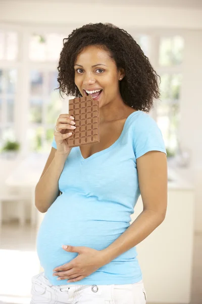 Femme enceinte mangeant du chocolat — Photo