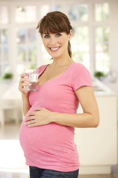 Hamile kadın su içiyor. — Stok fotoğraf