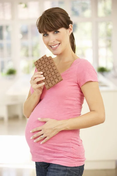 Donna incinta che mangia cioccolato — Foto Stock