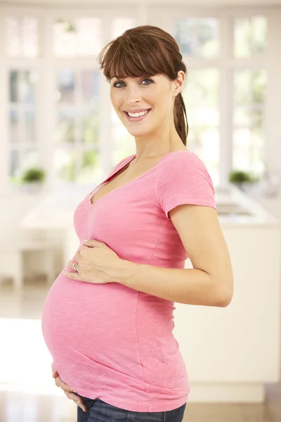 Mujer embarazada en casa —  Fotos de Stock