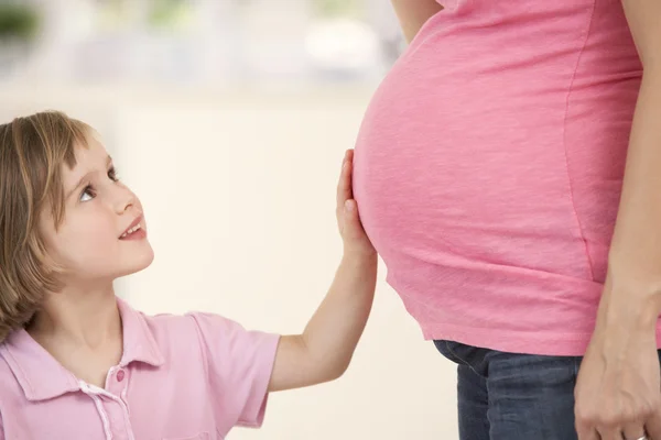 Mulher grávida com filha — Fotografia de Stock