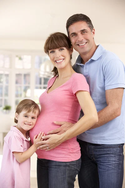 Familia esperando nuevo bebé — Foto de Stock
