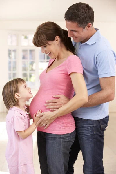 Familie verwacht nieuwe baby — Stockfoto