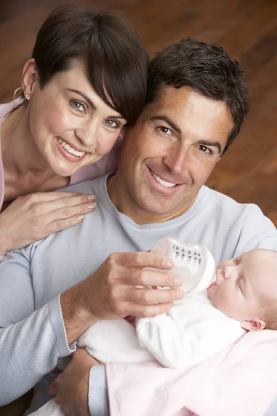 Retrato de los padres alimentando al bebé recién nacido en casa — Foto de Stock