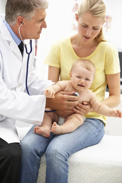 赤ちゃんの小児科医 ストック画像