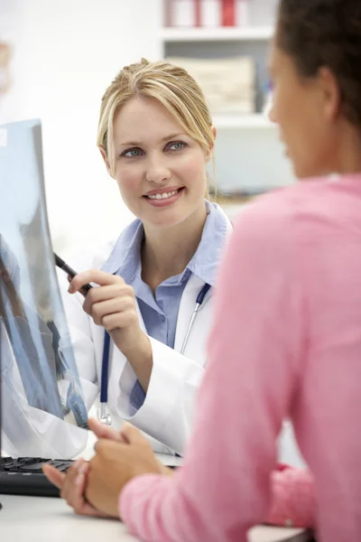 Young doctor with female patient — Stock Photo, Image