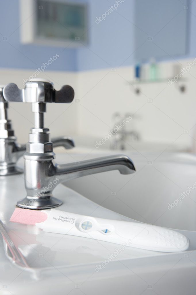 zwangerschap testen kit in badkamer — Stockfoto © monkeybusiness ... zwangerschap testen kit in badkamer — Stockfoto © monkeybusiness ...