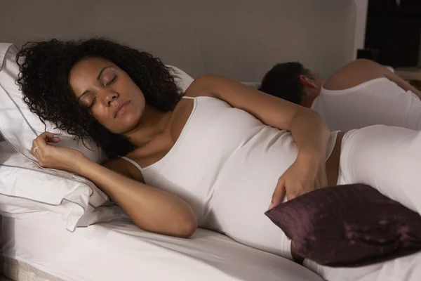 Gravid kvinna försöker sova — Stockfoto
