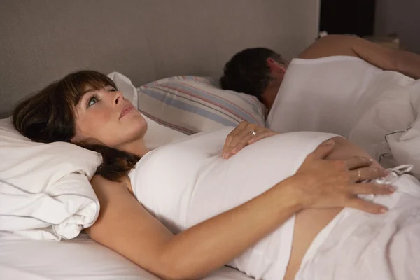 Беременная женщина не может уснуть — стоковое фото