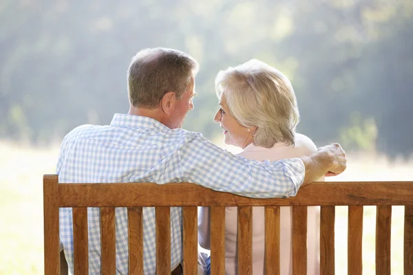 Äldre par sitter utomhus — Stockfoto
