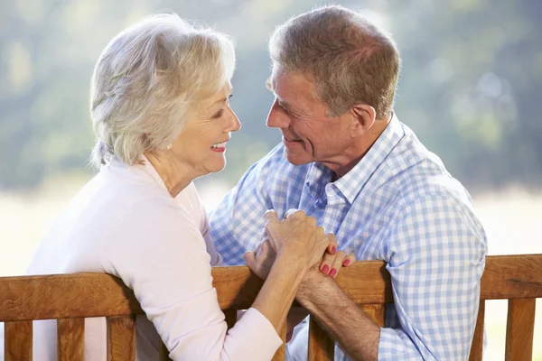 Seniorenpaar sitzt im Freien — Stockfoto