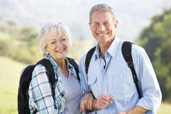 Senior par på landet gåtur - Stock-foto