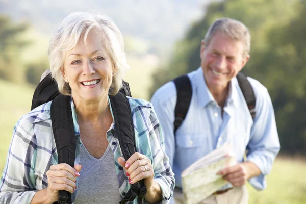 Äldre par på land promenad — Stockfoto