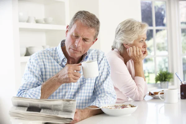 Pensionerat par äter frukost — Stockfoto