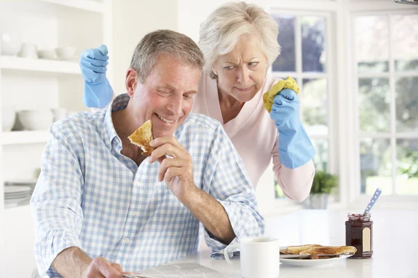 Hombre jubilado no ayudando con las tareas domésticas — Foto de Stock