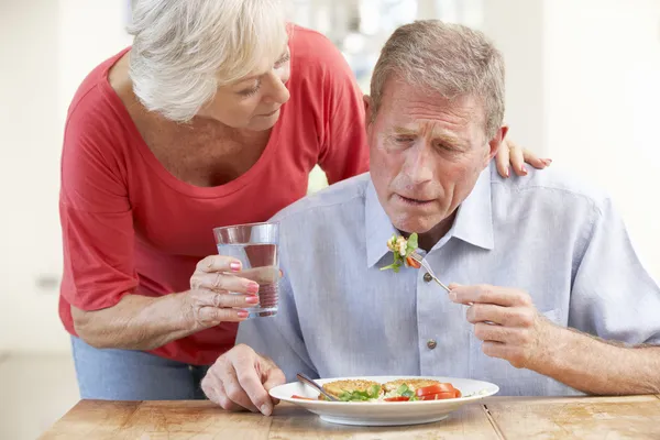 Senior vrouw op zoek na zieke man — Stockfoto