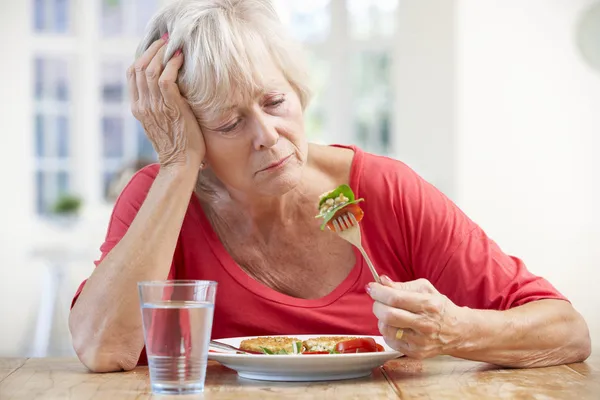 Mujer mayor enferma tratando de comer — Foto de Stock