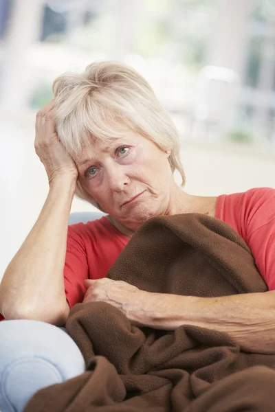 Sjuka, olycklig äldre kvinna hemma — Stockfoto