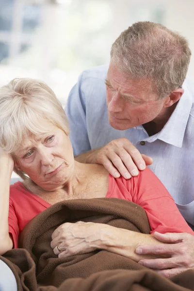 Старший чоловік доглядає за хворою дружиною — стокове фото