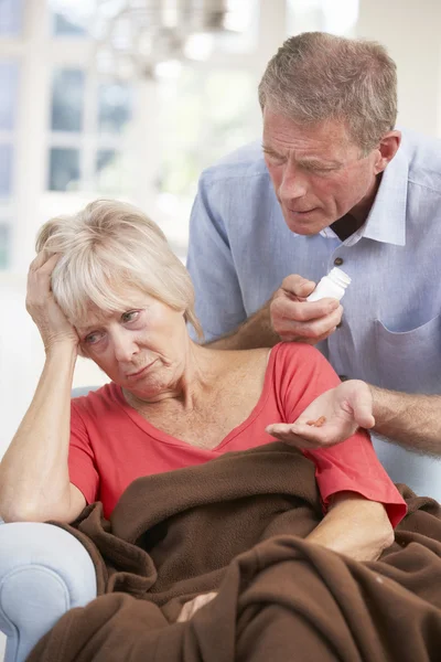 Старший ухаживает за больной женой — стоковое фото