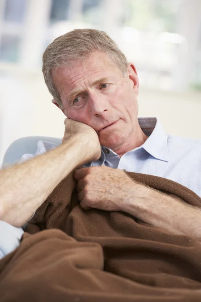 Άρρωστος, δυστυχισμένος παλαιότερη άνθρωπος στο σπίτι — Φωτογραφία Αρχείου