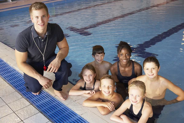 Enfants ayant des cours de natation — Photo