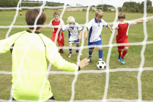 Player ready to score goal in Junior 5 a side — Stock Photo, Image