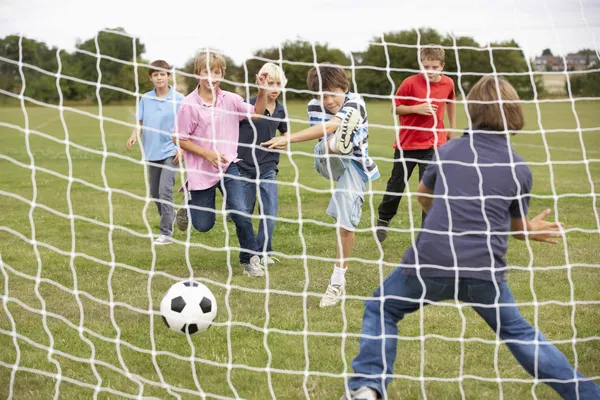男孩子玩足球公园 — 图库照片
