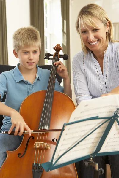 在音乐课程中演奏大提琴的男孩 — 图库照片