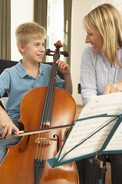 Хлопчик грає на віолончелі в музичному уроці — стокове фото