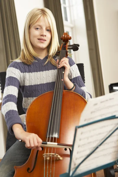 Κορίτσι στο σπίτι παίζοντας βιολοντσέλο — Φωτογραφία Αρχείου