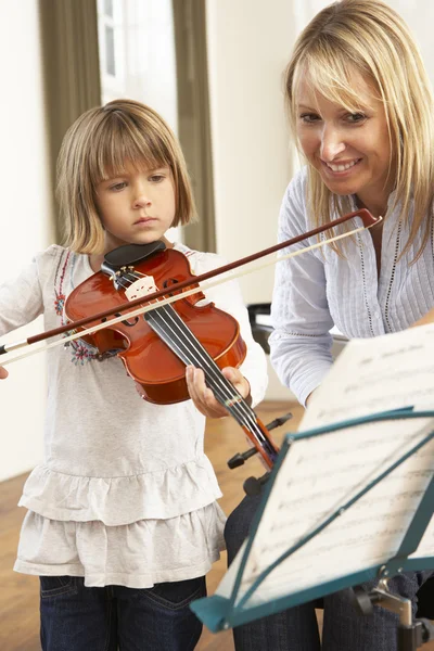음악 수업에서 바이올린을 연주 하는 어린 소녀 — 스톡 사진