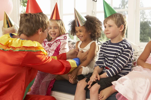 Clown intrattenere i bambini alla festa — Foto Stock