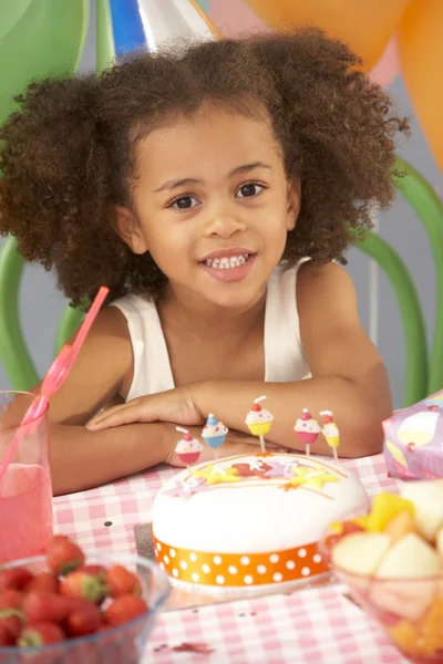 Jong meisje met verjaardagstaart op feestje — Stockfoto