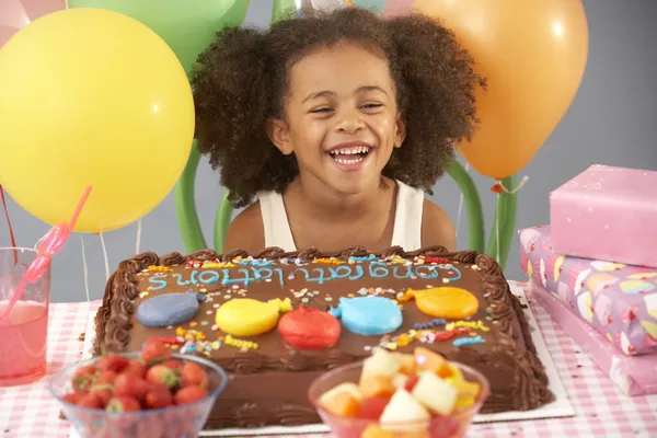 Jovem com bolo de aniversário e presentes na festa — Fotografia de Stock