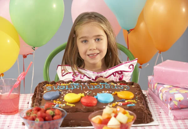 Mladá dívka s narozeninovým dortem a dárky na párty — Stock fotografie