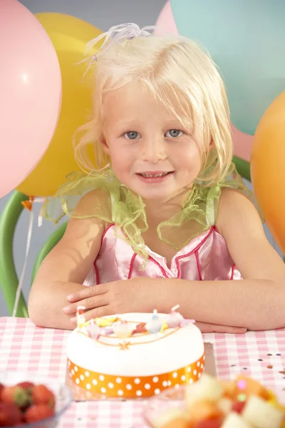Νεαρό κορίτσι με τούρτα γενεθλίων σε πάρτι — Φωτογραφία Αρχείου
