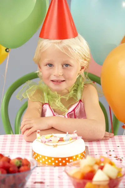 Giovane ragazza con torta di compleanno alla festa — Foto Stock