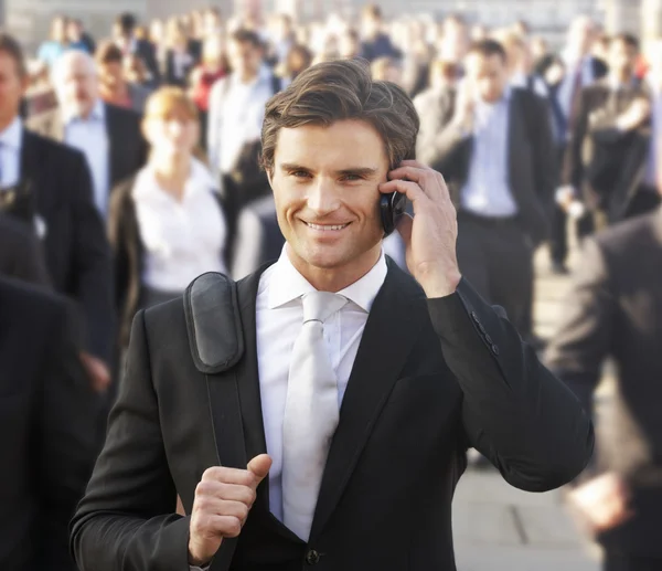 Hombre viajero en multitud usando el teléfono —  Fotos de Stock