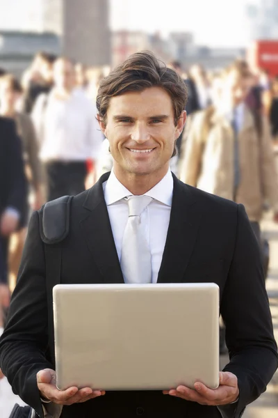 Manliga pendlare i publiken med laptop — Stockfoto