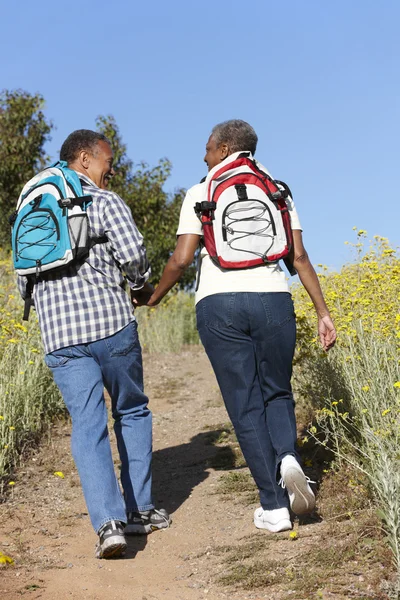 Äldre par på land vandring — Stockfoto