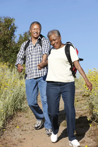 Äldre par på land vandring — Stockfoto