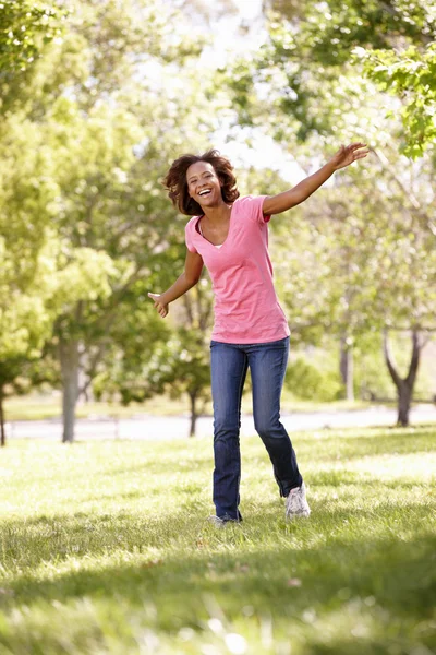 Ung kvinna som springer i parken — Stockfoto