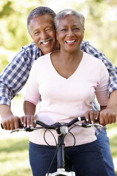 Coppia di anziani in bicicletta nel parco — Foto Stock