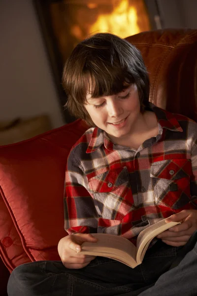 年轻的男孩放松和舒适的日志火书 — 图库照片